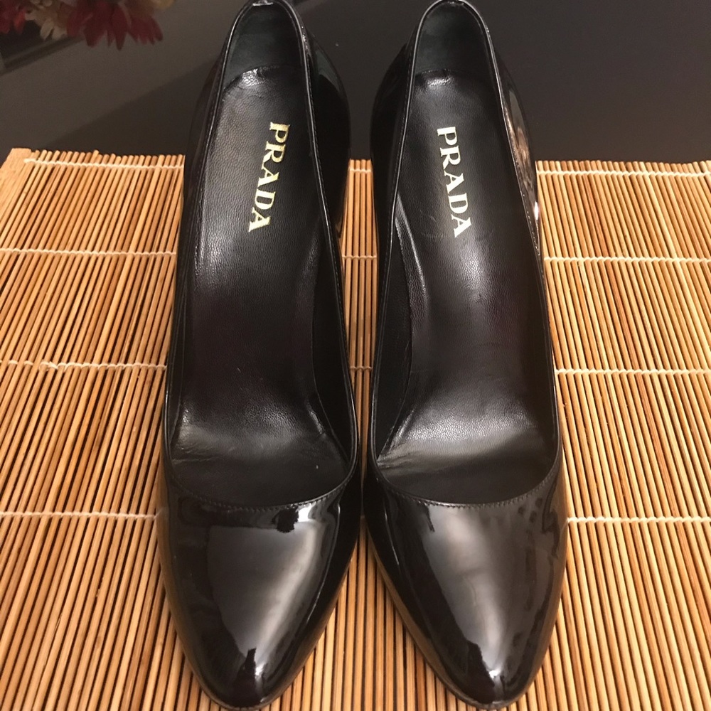 💯PRADA classic black patent leather pump in EUC!